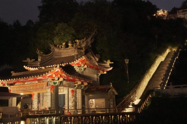 傍晚的竹柏參道，沿路柔美光影伴隨，登高後即可欣賞臺北的美麗夜景。