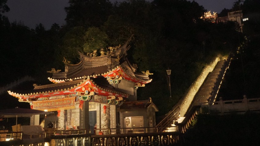 傍晚的竹柏參道，沿路柔美光影伴隨，登高後即可欣賞臺北的美麗夜景。