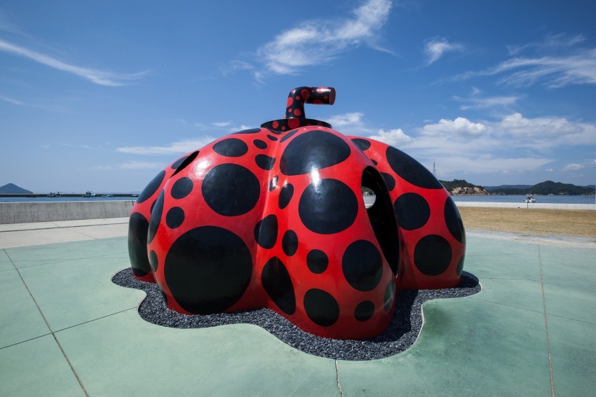 草間彌生《紅南瓜》2006年直島・宮浦港綠地 ©YAYOI KUSAMA