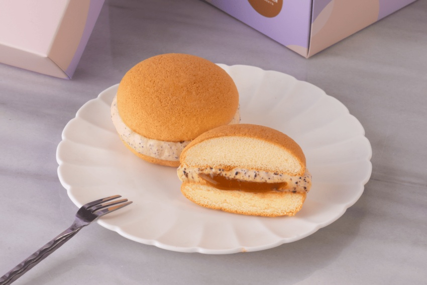 「One兔Three」法式雪芙蕾推出「琥珀生乳」雙餡口味，嚴選來自北海道的中澤奶霜與香濃琥珀焦糖融合淡淡鹽味，甜鹹交錯令人上癮。