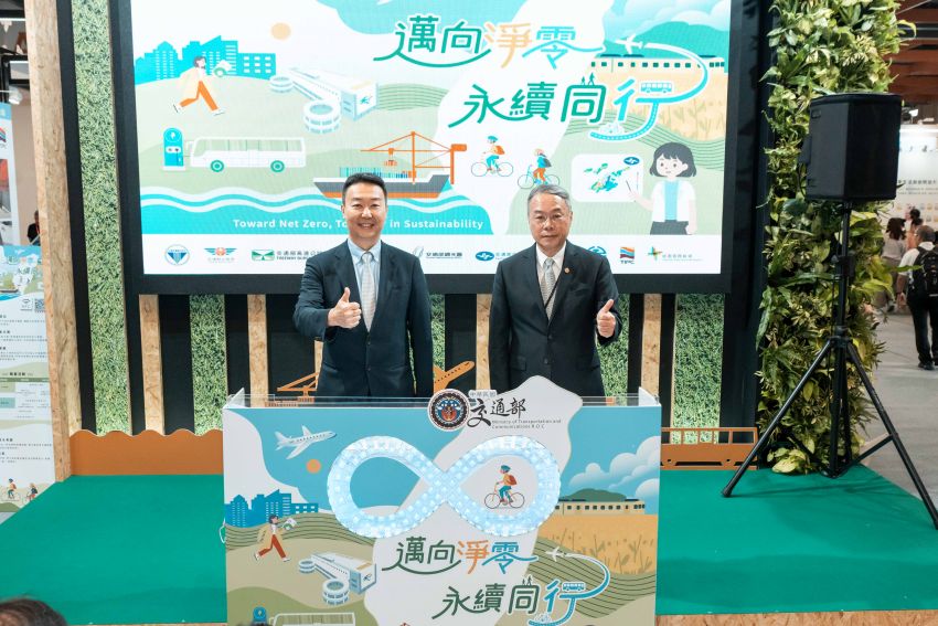 交通部展館啟動儀式由交通部 陳世凱部長(左) 與 運研所黃新薰所長(右)共同揭幕