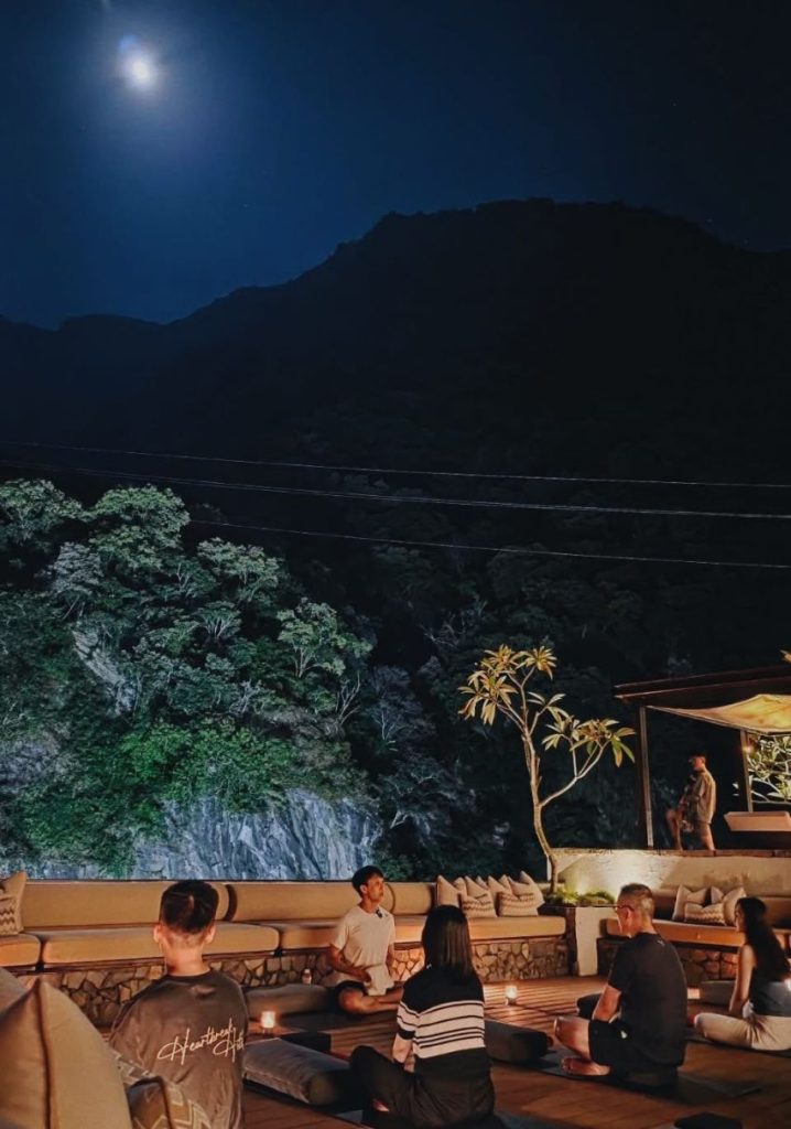 太魯閣晶英酒店於10月6日中秋當晚，邀請旅人乘著月光做瑜伽，感受滿滿儀式感。