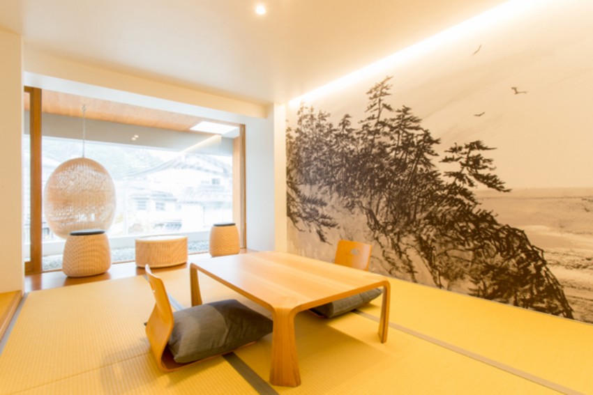 「土屋旅館」別館打造年輕活力的住宿體驗，館內溫馨咖啡廳與陽台吊椅營造悠閒氛圍