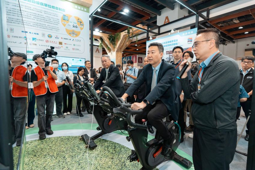 交通部陳世凱部長(右) 與 運研所黃新薰所長(左)於交通部展館觀光署體驗自行車16條路線騎乘