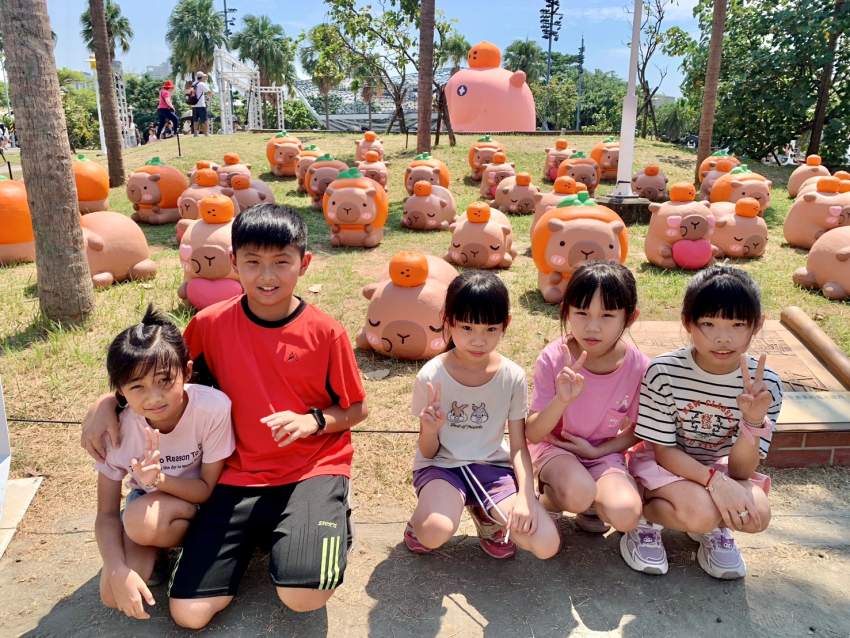 2025卡比胖拉-小朋友與卡比胖拉合照