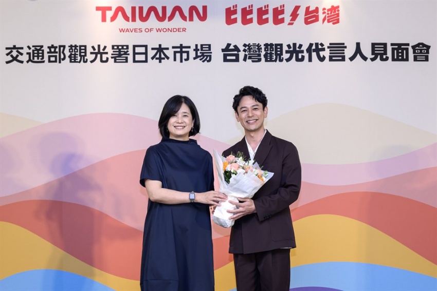 交通部觀光署署長陳玉秀(左)力邀妻夫木聰續任台灣觀光代言人