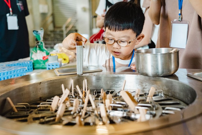 活動中讓孩子體驗鐵觀音冰棒與茶飲DIY。