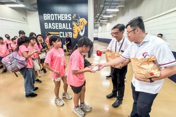 數位局林局長及運動局游局長貼心為學童發送速食餐點