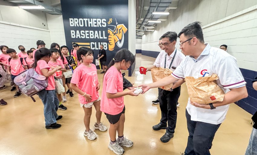 數位局林局長及運動局游局長貼心為學童發送速食餐點