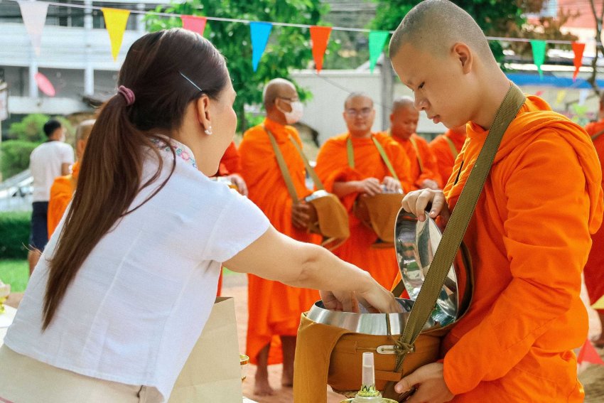 清晨時分，橘衣僧侶靜靜走過酒店草坪，賓客可透過佈施僧侶的體驗，以莊嚴而寧靜的方式迎接新的一天