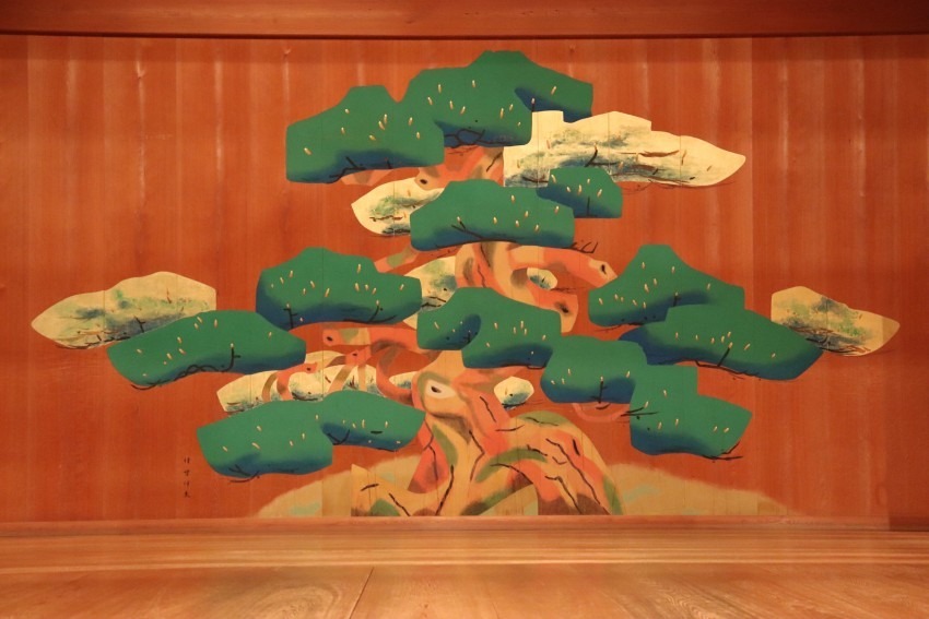 ▲京都觀世能樂堂，舞台的松樹鏡板