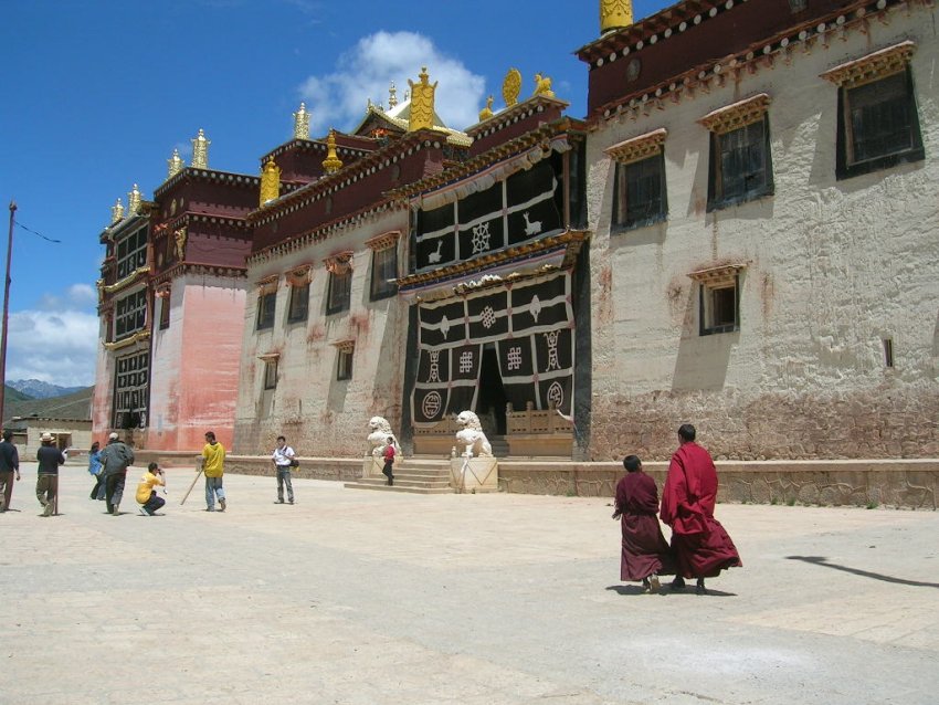 1、	松贊林寺入口