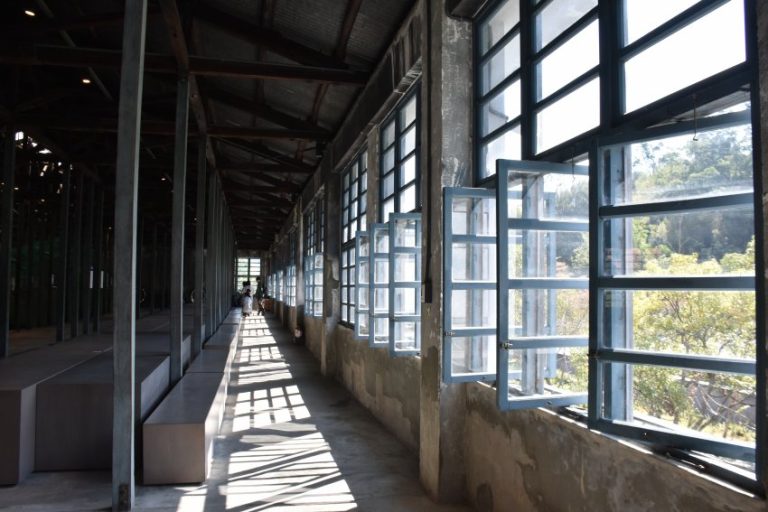 大溪老茶廠保留木造梁柱、藍灰色窗櫺。