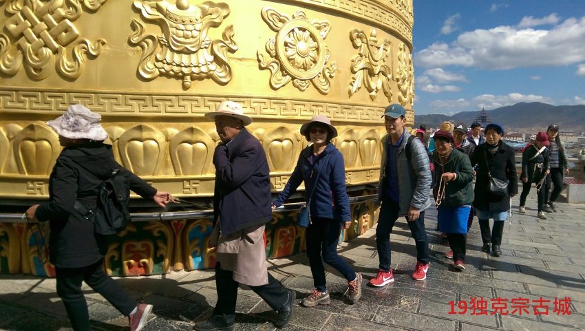 城內巨大的轉經筒，吸引遊客一起來轉經