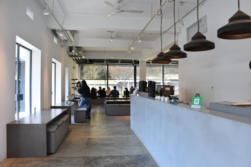 大溪老茶廠戶外有靜水池的餐廳