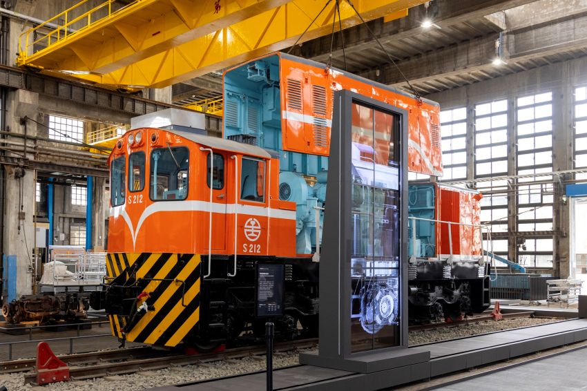 柴電劇場透過滑軌投影模擬引擎內部運作