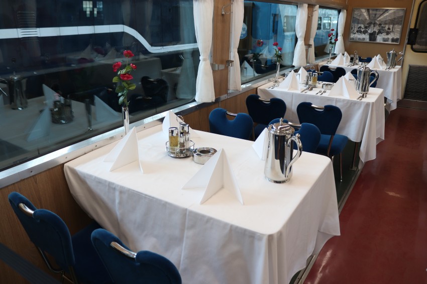 餐車上的擺設、餐具也特別依照當年進行復刻