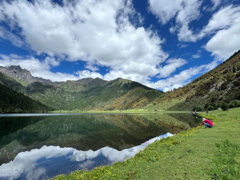 澄淨的無底湖，位於香格里拉前往亞丁景區途中，是攝影者天堂