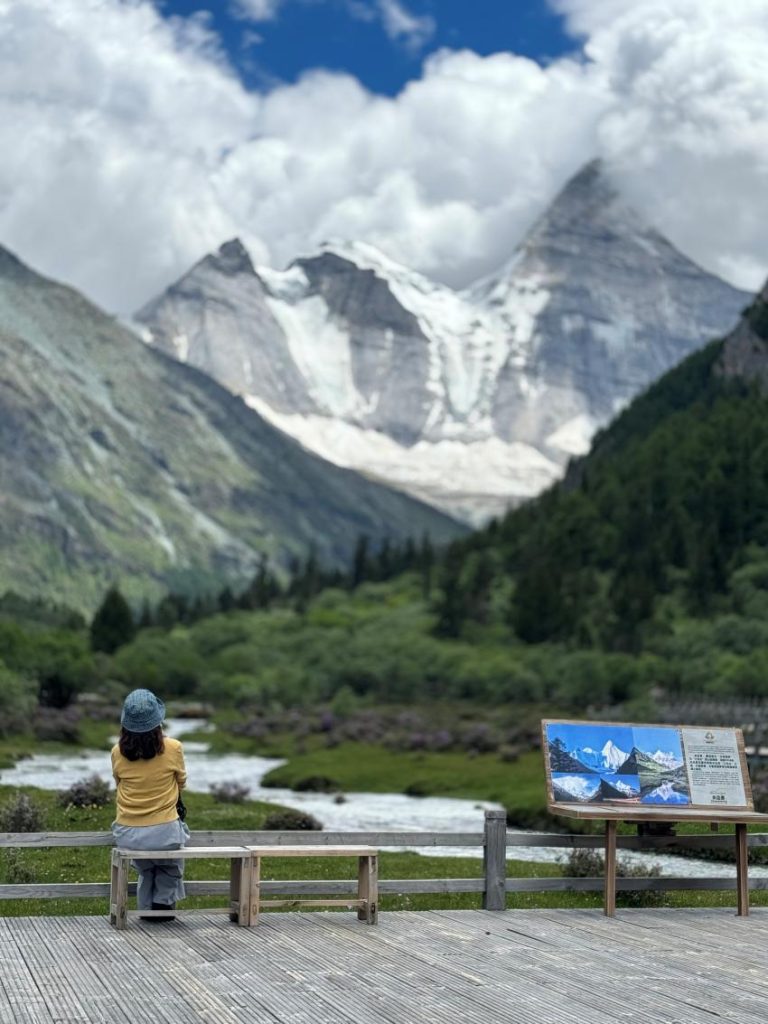 坐在亞丁景區任一角落，都能欣賞到如畫美景