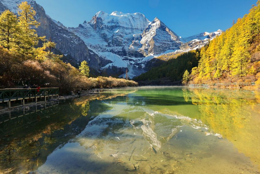 一早來到珍珠海，能夠拍攝到絕美的仙乃日峰倒影