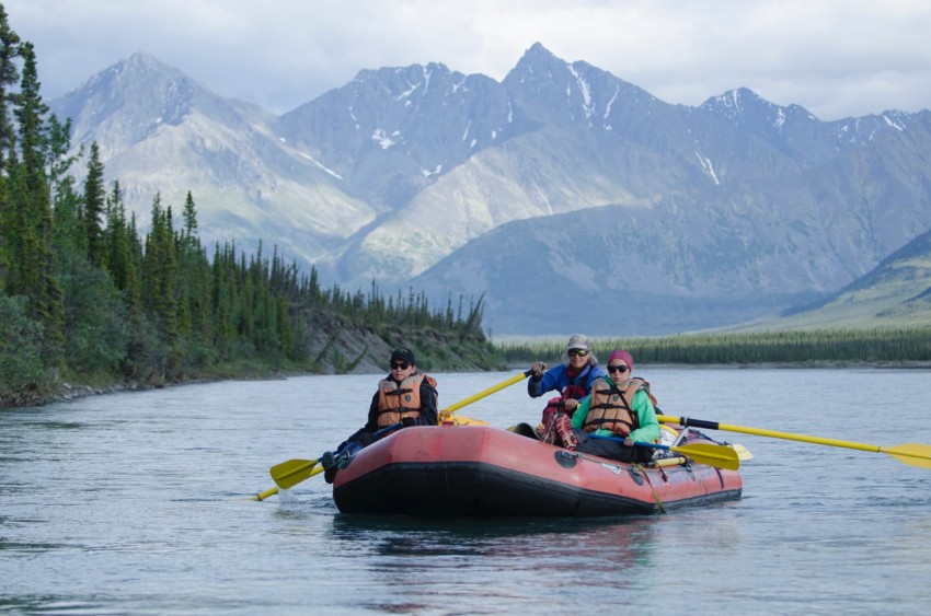 夏日,在日不落的午夜時分划船;冬日,在冰封的湖面享受著冰釣,育空一年四季都有不同的旅遊體驗(育空特區觀光廳提供)