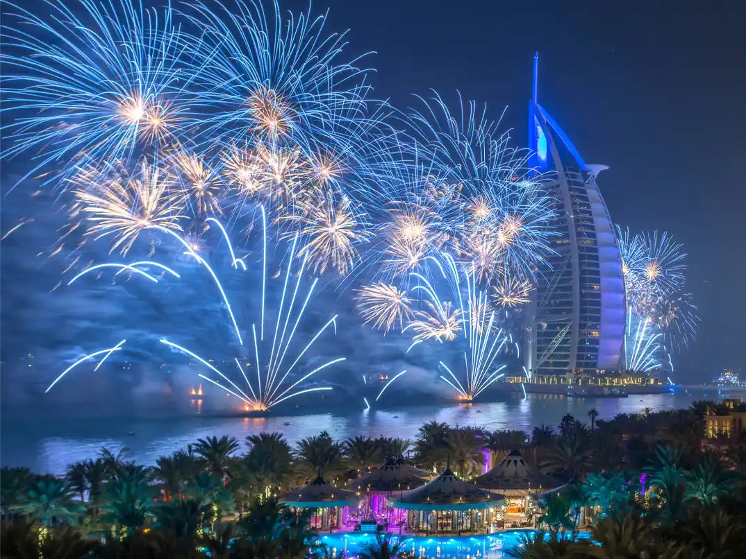 杜拜卓美亞古堡酒店群揭開年末序幕 聖誕市集、跨年煙火與元旦饗宴華麗登場