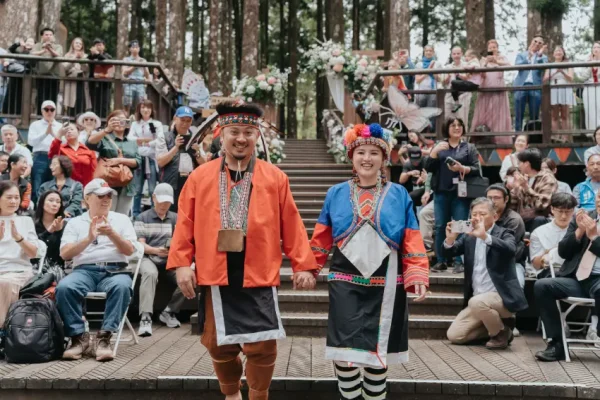 新人著傳統鄒族服飾