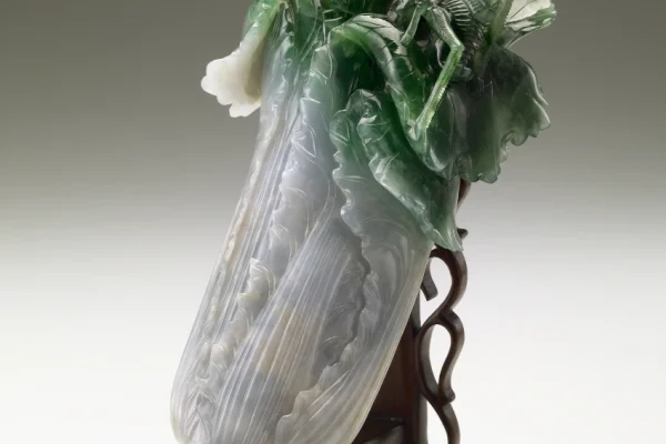 玉質溫潤，雕成生動白菜，清新脫俗又趣味十足，是故宮最有人氣的經典文物