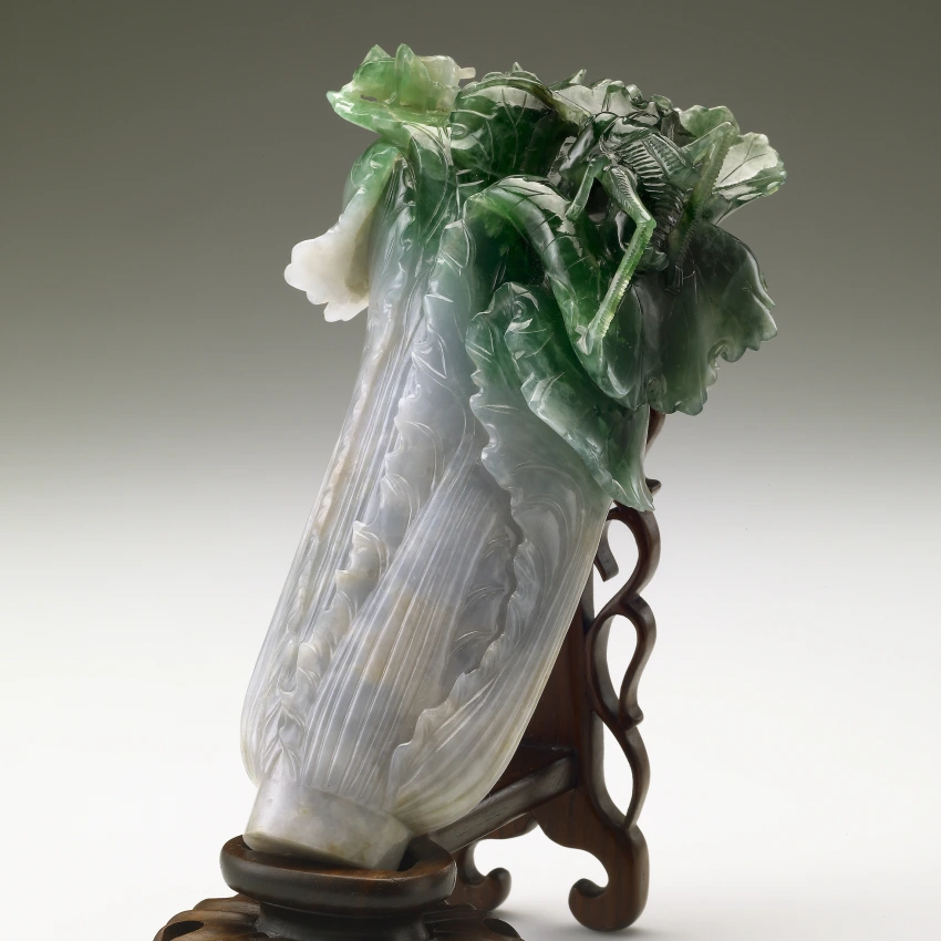玉質溫潤，雕成生動白菜，清新脫俗又趣味十足，是故宮最有人氣的經典文物