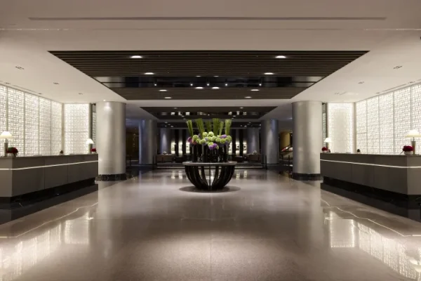 台北晶華酒店雙人入住精緻客房每晚6,500元起，含栢麗廳早餐與雙人觀光巴士體驗，平日加購高鐵聯票再享7折優惠