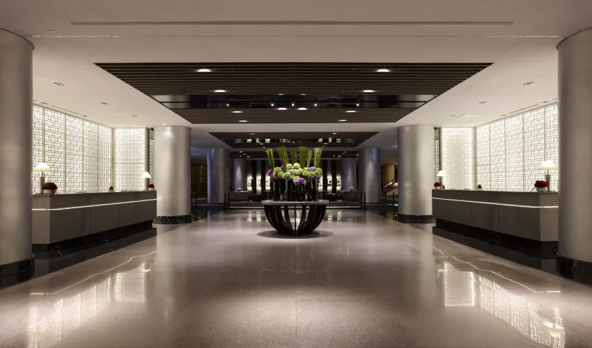 台北晶華酒店雙人入住精緻客房每晚6,500元起，含栢麗廳早餐與雙人觀光巴士體驗，平日加購高鐵聯票再享7折優惠