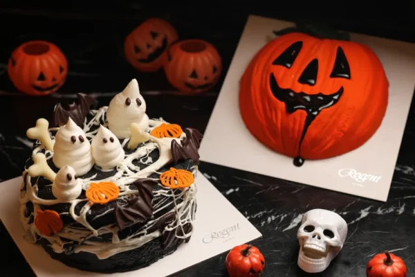 針對萬聖節，晶華酒店點心房主廚推出多款俏皮可愛的甜品，其中吸睛品項包含果香十足的「黯夜黑絲絨蛋糕」及香濃絲滑的「午夜南瓜榛果巧克力」。