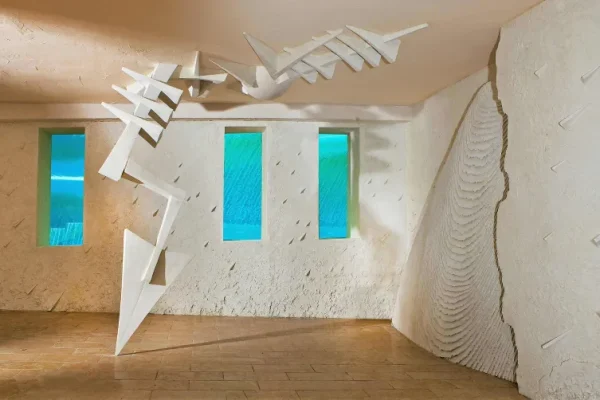 卡布里島卓美亞皇宮酒店入口處，由義大利雕塑大師阿爾納多・波莫多羅（Arnaldo Pomodoro）創作的藝術裝置