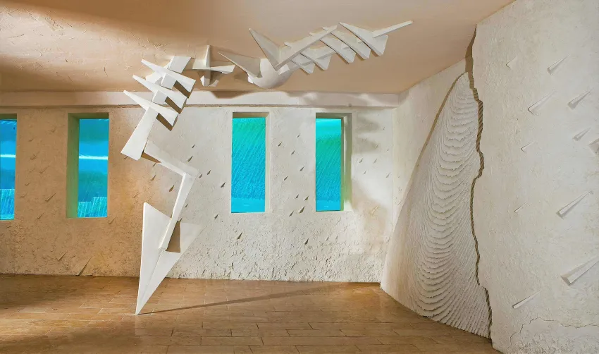 卡布里島卓美亞皇宮酒店入口處，由義大利雕塑大師阿爾納多・波莫多羅（Arnaldo Pomodoro）創作的藝術裝置