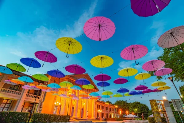 「板橋435藝文特區」環繞綠地與噴泉，搭配繽紛傘景與藝術展，是全家共享探索樂趣的絕佳去處！