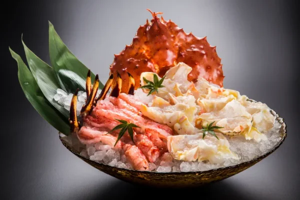 ▲三燔本家、三燔北投即日起至11月2日共同推出「鱈場蟹鍋物宴」，選用由北海道空運直送、隻隻重達1.8至2公斤的鱈場蟹。圖/台北晶華提供