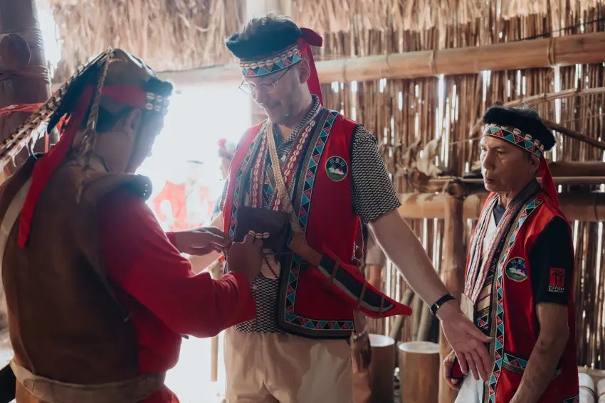 新人體驗傳統鄒族服飾