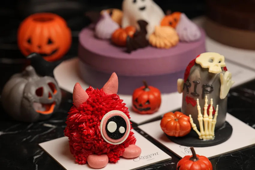 台北晶華推出的各式萬聖節甜點中，不可錯過的還有精巧奇趣的「邪惡精靈」與「幽靈之墓」造型小蛋糕，為節慶增添無限樂趣與驚喜。圖/台北晶華提供