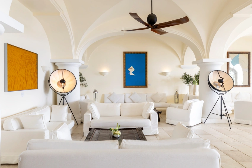 位於卡布里島卓美亞皇宮酒店的「藝術家酒吧」(Bar degli Artisti),以經典義式設計與當代藝術收藏聞名,為旅人打造結合靈感與品味的雅緻空間。