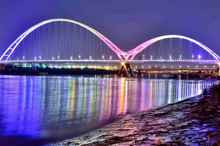 「新月橋」為行人與自行車打造的景觀橋樑，是散步、騎行及賞夕陽夜景的絕佳去處！