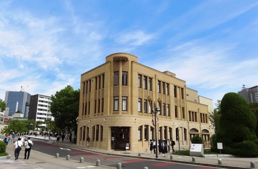 「廣島和平記念公園休息室」是和平紀念公園內唯一仍保留原始樣貌的被爆建築，可購買話題廣島商品及伴手禮。