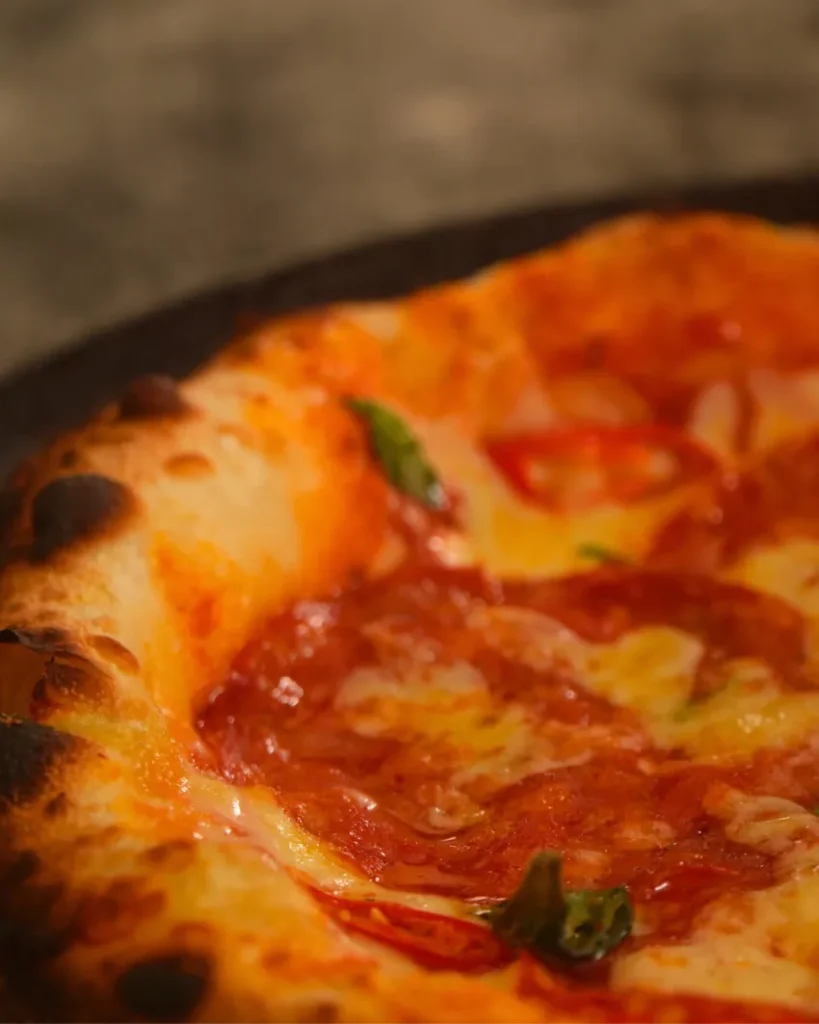 Mamma Mia 主打多款令人垂涎的義大利經典菜餚，從焦香可口的現烤披薩、每日新鮮手工製作的義大利麵，到飽滿豐盛的肉食料理，每一道皆以頂級食材入饌。