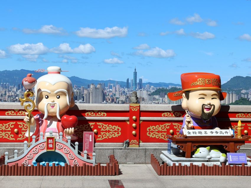 中和烘爐地南山福德宮香火鼎盛，是白天健行祈福、夜晚遠眺台北夜景的熱門地點。