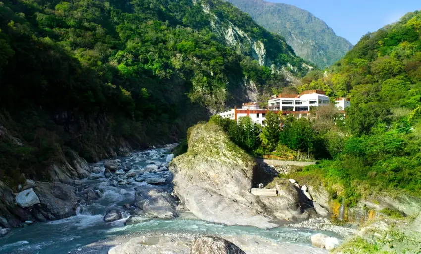 太魯閣晶英酒店推出山嵐客房住房專案，雙人每晚8,250元起，含衛斯理餐廳早餐與客房迷你吧。房客可於午後參加「微醺蒔光 Social Hour」，在峽谷美景間享受美酒與輕食