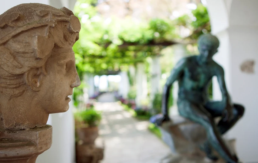 卡布里島地標之一聖米歇爾別墅(Villa San Michele)庭園內的兩尊雕像,見證島嶼歷史與地中海光影的永恆對話