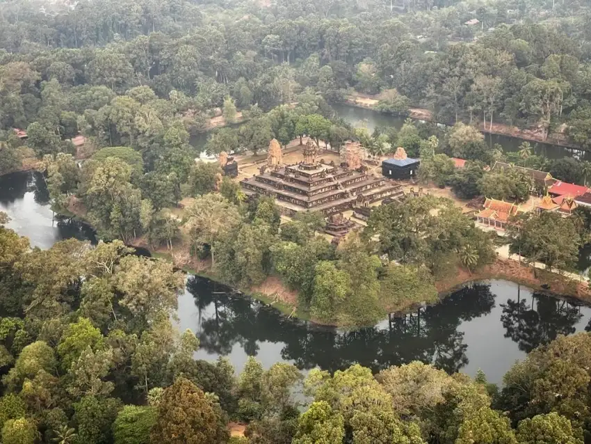 熱氣球將載著旅人飛越古寺遺跡與翠綠稻田間的水牛耕地，悠然掠過一幕幕如詩畫般的田園風光。
