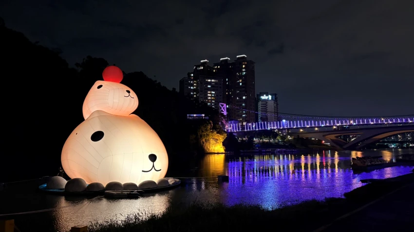 來自日本的超人氣插畫IP「水豚君（KAPIBARASAN）」在11月1日正式進駐碧潭地景裝置展