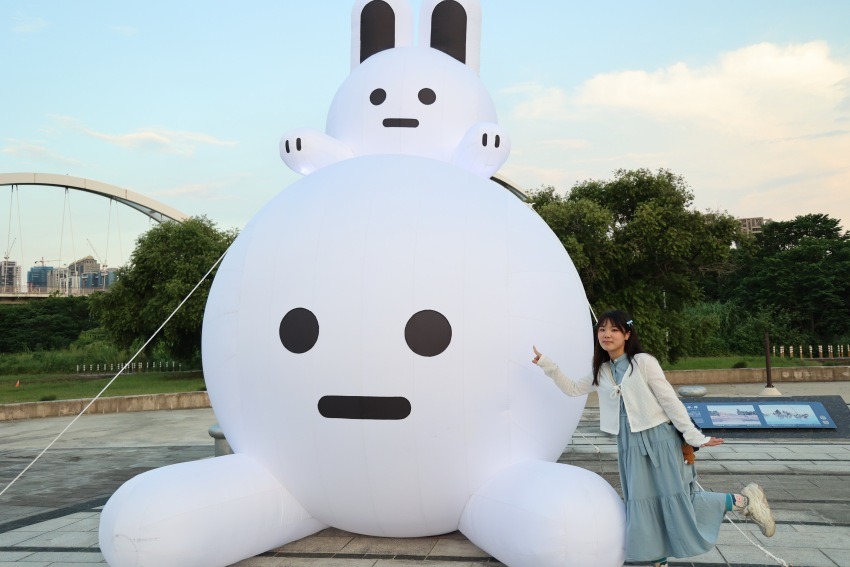 新莊新月橋「兔兔Q」裝置展萌趣登場迎中秋。