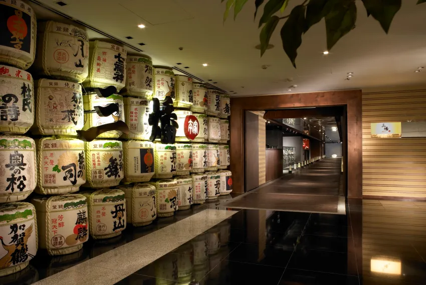 因應蟹季的到來，位於台北晶華酒店地下三樓的「三燔本家」將鱈場蟹以涼拌、炭烤及涮煮等方式打造出「頂級鱈場蟹饗宴」，每套9,999元+10%、兩人即可開鍋。圖/台北晶華提供