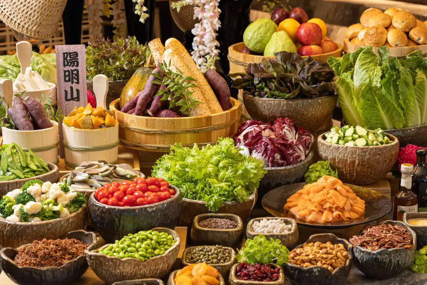 選擇於三燔北投品嘗「鱈場蟹海陸鍋」的食客，還能享用深受消費者喜愛的「和風鮮食吧」，提供陽明山當季盛產的有機蔬菜、產地直送的產銷履歷水果與充滿日式風味的開胃前菜，豐富前菜選項。圖/台北晶華提供